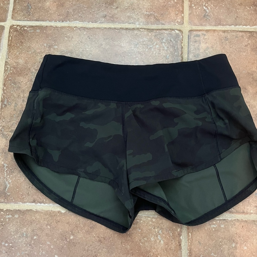 Lululemon Speed Up 2.5” size 2 Camo